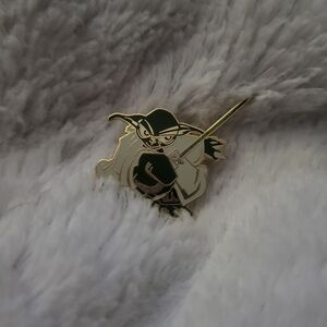 Star Wars Yoda Enamel Pin 2005 Star Wars Yoda Holding Light Saber Movie Characte